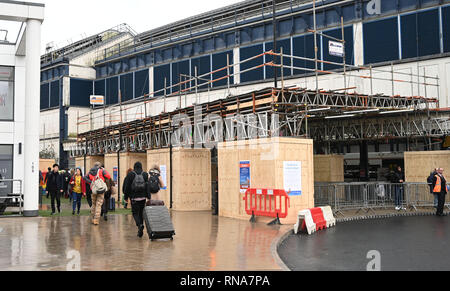 Brighton, UK. 18 Feb, 2019. Der Bahnhof von Brighton war relativ ruhig heute morgen als Pendler und Reisende auf dem Weg von und nach London Rail Ersatz Busse zwischen Brighton und drei Brücken zu verwenden, weil die Brighton Main Line Projekt Verbesserung, die zwischen 16. und 24. Februar: Simon Dack/Alamy Live Nachrichten hatten Stockfoto