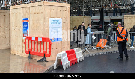 Brighton, UK. 18 Feb, 2019. Der Bahnhof von Brighton war relativ ruhig heute morgen als Pendler und Reisende auf dem Weg von und nach London Rail Ersatz Busse zwischen Brighton und drei Brücken zu verwenden, weil die Brighton Main Line Projekt Verbesserung, die zwischen 16. und 24. Februar: Simon Dack/Alamy Live Nachrichten hatten Stockfoto