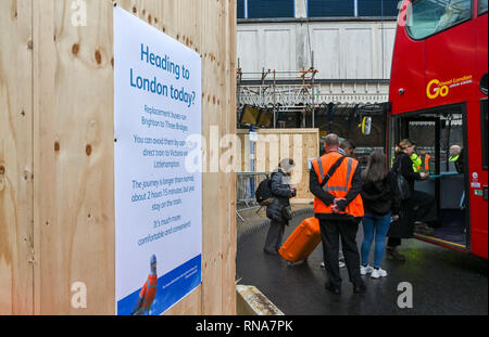 Brighton, UK. 18 Feb, 2019. Rail Ersatz Busse heute Morgen außerhalb der Bahnhof von Brighton als Pendler und Reisende auf dem Weg von und nach London Sie zwischen Brighton und drei Brücken zu verwenden, weil die Brighton Main Line Projekt Verbesserung, die zwischen 16. und 24. Februar: Simon Dack/Alamy Live Nachrichten hatten Stockfoto