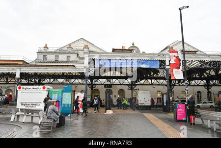 Brighton, UK. 18 Feb, 2019. Der Bahnhof von Brighton war relativ ruhig heute morgen als Pendler und Reisende auf dem Weg von und nach London Rail Ersatz Busse zwischen Brighton und drei Brücken zu verwenden, weil die Brighton Main Line Projekt Verbesserung, die zwischen 16. und 24. Februar: Simon Dack/Alamy Live Nachrichten hatten Stockfoto