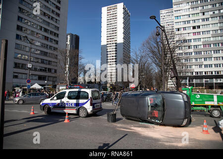 Paris, Frankreich. 17 Feb, 2019. Unfallstelle mit 1 kaputten Auto und gebrochene Verkehrsschild an Kreuzworträtsel am Porte de Choisy in Paris. Hinweis: Das nummernschild ist verpixelt aus rechtlichen Gründen. Quelle: Bernard Menigault/Alamy leben Nachrichten Stockfoto