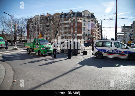 Paris, Frankreich. 17 Feb, 2019. Unfallstelle mit 1 kaputten Auto und gebrochene Verkehrsschild an Kreuzworträtsel am Porte de Choisy in Paris. Hinweis: Das nummernschild ist verpixelt aus rechtlichen Gründen. Quelle: Bernard Menigault/Alamy leben Nachrichten Stockfoto