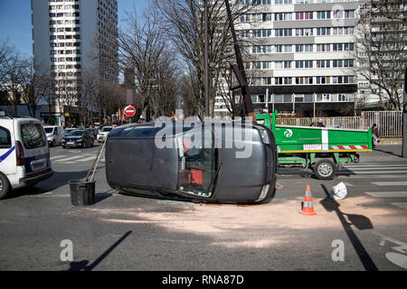 Paris, Frankreich. 17 Feb, 2019. Unfallstelle mit 1 kaputten Auto und gebrochene Verkehrsschild an Kreuzworträtsel am Porte de Choisy in Paris. Hinweis: Das nummernschild ist verpixelt aus rechtlichen Gründen. Quelle: Bernard Menigault/Alamy leben Nachrichten Stockfoto