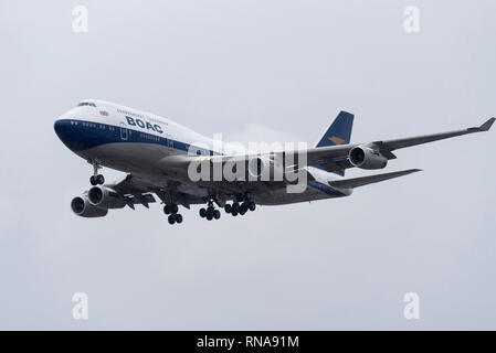 British Airways Boeing 747 Jumbo Jet G-BYGC Landung am Flughafen Heathrow bei schwerem Regen von Dublin, wo er von der IAC in retro British Overseas Airways Corporation Farben bemalt worden war das 100-jährige Jubiläum der BA zu feiern geflogen. BOAC und der British European Airways fusionierten im Jahr 1974 in Form von British Airways, die Spuren seiner Geschichte, die durch die Fusionen von AT&T von 1919. Die 747 wird im Linienverkehr verwendet werden, bis er im Jahr 2023 scheidet als 747 abgeschafft sind Stockfoto