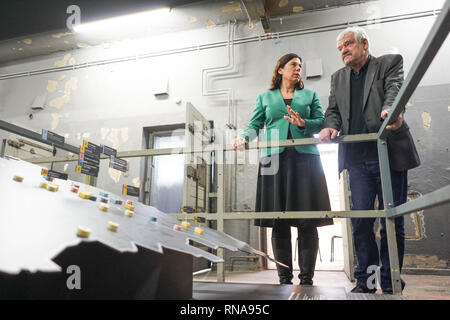 Berlin, Deutschland. 18 Feb, 2019. Sandra Scheeres (l, SPD), Berlins Senator für Bildung, und die 70-jährige Zeitzeuge Michael Brack, öffnen Sie ein außerschulischer Lernort in der ehemaligen DDR-Polizei Gefängnis Keibelstraße. Nach dem Senator, jungen Leute werden in der Lage sein, mit staatlicher Willkür und Repression in der DDR in die Zukunft zu beschäftigen. Führungen durch das Gebäude sind auch für interessierte Besucher geplant. Das Gefängnis für Jahre leer stand, hatte für eine lange Zeit gekämpft worden. Quelle: Jörg Carstensen/dpa/Alamy leben Nachrichten Stockfoto