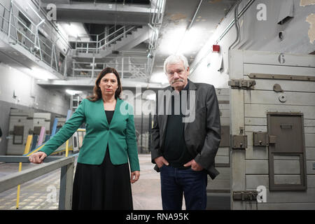 Berlin, Deutschland. 18 Feb, 2019. Sandra Scheeres (SPD), Berlins Senator für Bildung, und die 70-jährige Zeitzeuge Michael Brack, öffnen Sie ein außerschulischer Lernort in der ehemaligen DDR Polizei Gefängnis Keibelstraße in Berlin. Nach dem Senator, jungen Leute werden in der Lage sein, mit staatlicher Willkür und Repression in der DDR in die Zukunft zu beschäftigen. Führungen durch das Gebäude sind auch für interessierte Besucher geplant. Das Gefängnis für Jahre leer stand, hatte für eine lange Zeit gekämpft worden. Quelle: Jörg Carstensen/dpa/Alamy leben Nachrichten Stockfoto