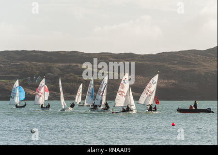 Schull, West Cork, Irland. 18 Feb, 2019. Junge Menschen, die an eine Woche lang segeln Camp in Schull nutzen Sie das gute Wetter. Der Tag wird lang anhaltende regen Duschen mit Höhen von 8 bis 11° Celsius. Credit: Andy Gibson/Alamy Leben Nachrichten. Stockfoto