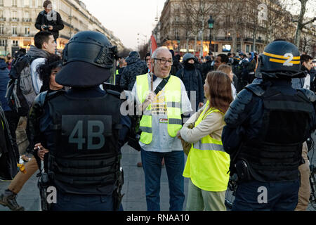 Paris, Frankreich. 17 Feb, 2019. Rallye gelb als eine Hommage an alle Opfer, am 17. Februar 2019 in Paris, Frankreich. Quelle: Bernard Menigault/Alamy leben Nachrichten Stockfoto