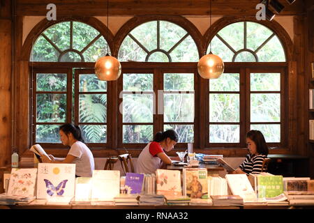 (190218) - Peking, Februar 18, 2019 (Xinhua) - Touristen lesen Bücher in einer Buchhandlung auf der Guling Hügel in Fuzhou, der Hauptstadt der Provinz Fujian im Südosten Chinas, 8. Juli 2018. Chinesische Leser, von denen viele e-Lesegeräte und online Buchhandlungen gewechselt hatte, sind nun wieder in Scharen zu traditionellen Geschäften wie sie bieten eine breitere Palette an neuen Produkten. Die Bookdao neue Veröffentlichung Institut, einer Unternehmensberatung mit der Veröffentlichung des Landes und Buch Verkauf Industrie, befragten 62 Ketten und festgestellt, dass etwa 65 Prozent planen, mehr als fünf Neueröffnungen in diesem Jahr öffnen, und 18 Prozent von ihnen ov öffnen Stockfoto