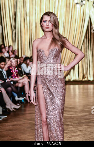 London, Großbritannien. 17. Feb 2019. AADNEVIK ist Herbst/Winter 2019 Fashion Show im Royal Horseguards 1 Whitehall, London, UK. 17 Feb, 2019. Bild Capital/Alamy leben Nachrichten Stockfoto