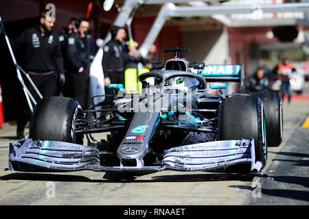 Barcelona, Spanien. 18. Februar, 2019. Valtteri Bottas der Mercedes Team in Aktion in der Boxengasse im Winter Test auf dem Circuit de Catalunya während der Formel Eins winter Test auf dem Circuit de Catalunya. Credit: Pablo Guillen/Alamy leben Nachrichten Stockfoto
