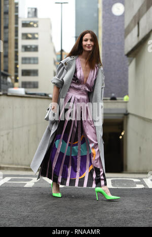London, Großbritannien. 18 Feb, 2019. Street Style an der London Fashion Week gesehen. Gast ankommen für die ROKSANDA AW 19 zeigen. Credit: Saira MacLeod/Alamy leben Nachrichten Stockfoto