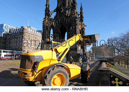 Edinburgh, Vereinigtes Königreich. 18. Februar 2019. Die nationalen Galerien Von Schottland Bauarbeiten in der Princes Street Gardens, einschließlich der Gebäude, eine neue zugänglich Fußweg, Verbreiterung der Schritte zur Galerie und Landschaftsgestaltung. Quelle: Craig Brown/Alamy leben Nachrichten Stockfoto