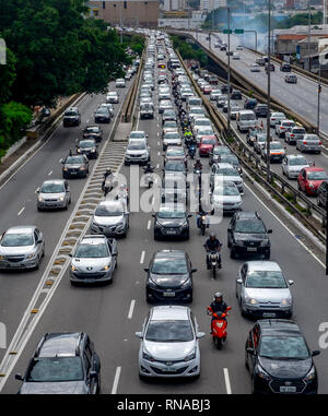 Sao Paulo, Brasilien. 18 Feb, 2019. SP - Sao Paulo - 02/18/2019 - transito Sao Paulo Radial Leste - Durchfuhr in radialer Richtung Innenstadt, an der Höhe der Avenida da Liberdade Nachbarschaft am Montag morgen 18. Foto: Suamy Beydoun/AGIF AGIF/Alamy Credit: Live-Nachrichten Stockfoto