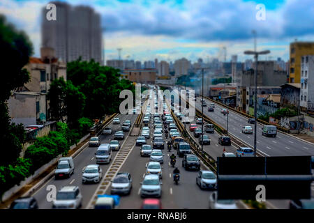 Sao Paulo, Brasilien. 18 Feb, 2019. SP - Sao Paulo - 02/18/2019 - transito Sao Paulo Radial Leste - Durchfuhr in radialer Richtung Innenstadt, an der Höhe der Avenida da Liberdade Nachbarschaft am Montag morgen 18. Foto: Suamy Beydoun/AGIF AGIF/Alamy Credit: Live-Nachrichten Stockfoto