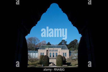 Stuttgart, Deutschland. 18 Feb, 2019. Das Maurische Landhaus können durch einen Bogen in der Wilhelma Zoological-Botanical Garten gesehen werden. Credit: Marijan Murat/dpa/Alamy leben Nachrichten Stockfoto