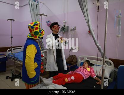 Gaza, Gaza, Palästina. 18 Feb, 2019. Palästinensischen clowns bieten Kindern mit Krebs Entlastung bei el-rantisi Krebs Krankenhaus in Gaza Stadt. Credit: Abed Alrahman Alkahlout/Quds Net News/ZUMA Draht/Alamy leben Nachrichten Stockfoto
