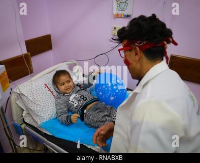 Gaza, Gaza, Palästina. 18 Feb, 2019. Palästinensischen clowns bieten Kindern mit Krebs Entlastung bei el-rantisi Krebs Krankenhaus in Gaza Stadt. Credit: Abed Alrahman Alkahlout/Quds Net News/ZUMA Draht/Alamy leben Nachrichten Stockfoto