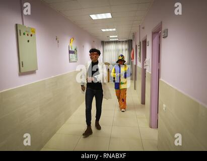 Gaza, Gaza, Palästina. 18 Feb, 2019. Palästinensischen clowns bieten Kindern mit Krebs Entlastung bei el-rantisi Krebs Krankenhaus in Gaza Stadt. Credit: Abed Alrahman Alkahlout/Quds Net News/ZUMA Draht/Alamy leben Nachrichten Stockfoto