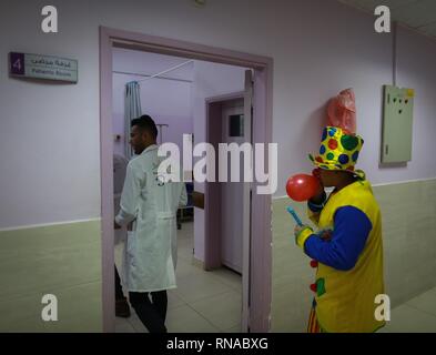Gaza, Gaza, Palästina. 18 Feb, 2019. Palästinensischen clowns bieten Kindern mit Krebs Entlastung bei el-rantisi Krebs Krankenhaus in Gaza Stadt. Credit: Abed Alrahman Alkahlout/Quds Net News/ZUMA Draht/Alamy leben Nachrichten Stockfoto