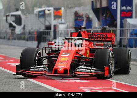 Montmelo, Barcelona - Spanien. 18. Februar 2019. Sebastian Vettel von Deutschland fahren die (5) die Scuderia Ferrari SF90 auf der Spur während der Tag einer F1 Winter Testen Stockfoto