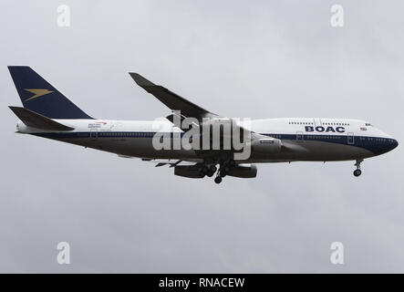 Der Flughafen Heathrow, London, Großbritannien. 18. Feb 2019. Einen British Airways Boeing B 747-436 Jet kommt am Flughafen London Heathrow schmücken ein retro Farben von der Fluggesellschaft Vorgänger BOAC. Es ist eines der vier Flugzeuge speziell lackiert sein 100-jähriges Jubiläum der Fluggesellschaft zu gedenken. Credit: Tejas Sandhu/Alamy leben Nachrichten Stockfoto
