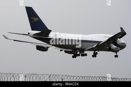 Der Flughafen Heathrow, London, Großbritannien. 18. Feb 2019. Einen British Airways Boeing B 747-436 Jet kommt am Flughafen London Heathrow schmücken ein retro Farben von der Fluggesellschaft Vorgänger BOAC. Es ist eines der vier Flugzeuge speziell lackiert sein 100-jähriges Jubiläum der Fluggesellschaft zu gedenken. Credit: Tejas Sandhu/Alamy leben Nachrichten Stockfoto