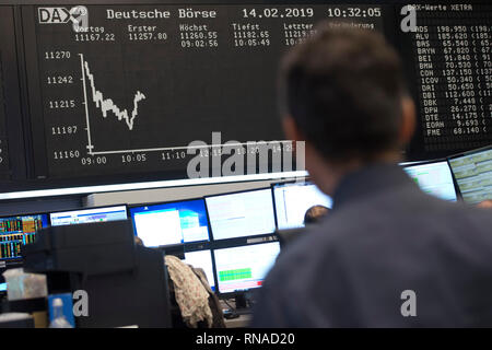 Frankfurt am Main, Deutschland. 14 Feb, 2019. Blick in den Handelssaal der Deutschen Börse in Frankfurt, Aktienhandel, Dax Kurve, Preisentwicklung, Handelssaal der Frankfurter Wertpapierbörse, Broker, Anzeigetafel, Computer, Handel, Händler, Übersicht, Aktienkurse, Dax, Allgemein, Feature, RN Motiv Pressekonferenz der Deutschen Börse AG in Frankfurt am Main am 14.02.2019. | Verwendung der weltweiten Kredit: dpa/Alamy leben Nachrichten Stockfoto