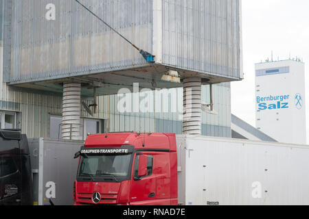 Bernburg, Deutschland. 16 Jan, 2019. Lkws sind mit Salz durch Schläuche in der Abfüllanlage des "European Salt Company (ESCO) geladen. Das Unternehmen produziert Salz im Salzlandkreis aus einer Tiefe von 700 m. Das Salz wurde es vor 250 Millionen Jahren abgelagert, wenn ein Meer es verdampft. Unter anderem Streusalz wird aus Das abgebaute Salz, die derzeit auf allen Straßen nördlich des Mains verwendet wird. Credit: Klaus-Dietmar Gabbert/dpa-Zentralbild/ZB/dpa/Alamy leben Nachrichten Stockfoto