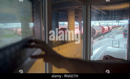 Bernburg, Deutschland. 16 Jan, 2019. Ein Techniker aus der 'Europäischen Salt Company" (ESCO) betreibt einen Computer für das Laden von Zügen. Das Unternehmen produziert Salz im Salzlandkreis aus einer Tiefe von 700 m. Das Salz wurde es vor 250 Millionen Jahren abgelagert, wenn ein Meer es verdampft. Unter anderem Streusalz wird aus Das abgebaute Salz, die derzeit auf allen Straßen nördlich des Mains verwendet wird. Credit: Klaus-Dietmar Gabbert/dpa-Zentralbild/ZB/dpa/Alamy leben Nachrichten Stockfoto