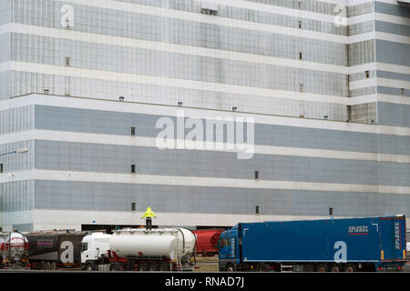 Bernburg, Deutschland. 16 Jan, 2019. Lkw warten vor der Abfüllanlage des "European Salt Company (ESCO), die für das Beladen. Das Unternehmen produziert Salz im Salzlandkreis aus einer Tiefe von 700 m. Das Salz wurde es vor 250 Millionen Jahren abgelagert, wenn ein Meer es verdampft. Unter anderem Streusalz wird aus Das abgebaute Salz, die derzeit auf allen Straßen nördlich des Mains verwendet wird. Credit: Klaus-Dietmar Gabbert/dpa-Zentralbild/ZB/dpa/Alamy leben Nachrichten Stockfoto