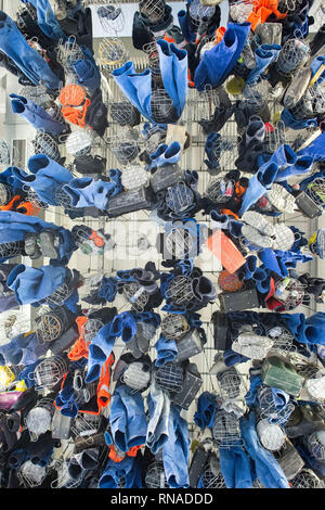 Bernburg, Deutschland. 16 Jan, 2019. Die Kleidung der Bergleute hängen unter einer Decke in den Umkleidekabinen des "European Salt Company (ESCO). Das Unternehmen produziert Salz im Salzlandkreis aus einer Tiefe von 700 m. Das Salz wurde es vor 250 Millionen Jahren abgelagert, wenn ein Meer es verdampft. Unter anderem Streusalz wird aus Das abgebaute Salz, die derzeit auf allen Straßen nördlich des Mains verwendet wird. Credit: Klaus-Dietmar Gabbert/dpa-Zentralbild/ZB/dpa/Alamy leben Nachrichten Stockfoto