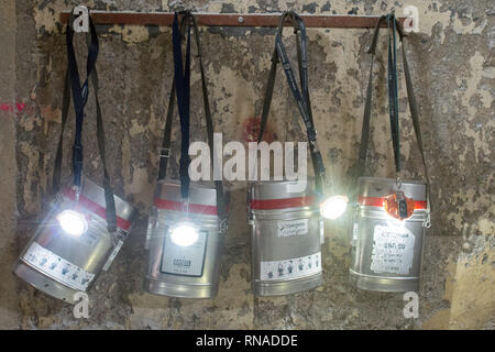 Bernburg, Deutschland. 16 Jan, 2019. Grube Lampen mit Atemschutzgeräten hängen an der Wand in den Förderturm des "European Salt Company (ESCO). Das Unternehmen produziert Salz im Salzlandkreis aus einer Tiefe von 700 m. Das Salz wurde es vor 250 Millionen Jahren abgelagert, wenn ein Meer es verdampft. Unter anderem Streusalz wird aus Das abgebaute Salz, die derzeit auf allen Straßen nördlich des Mains verwendet wird. Credit: Klaus-Dietmar Gabbert/dpa-Zentralbild/ZB/dpa/Alamy leben Nachrichten Stockfoto