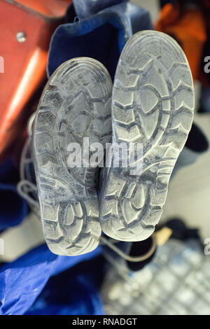 Bernburg, Deutschland. 16 Jan, 2019. Stiefel mit Salz verkrustet Sohlen hängen in den Umkleidekabinen des "European Salt Company (ESCO). Das Unternehmen produziert Salz im Salzlandkreis aus einer Tiefe von 700 m. Das Salz wurde es vor 250 Millionen Jahren abgelagert, wenn ein Meer es verdampft. Unter anderem Streusalz wird aus Das abgebaute Salz, die derzeit auf allen Straßen nördlich des Mains verwendet wird. Credit: Klaus-Dietmar Gabbert/dpa-Zentralbild/ZB/dpa/Alamy leben Nachrichten Stockfoto