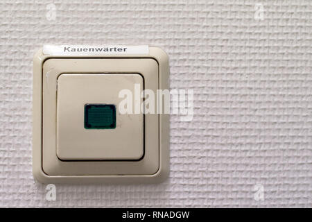 Bernburg, Deutschland. 16 Jan, 2019. "Chewmaster" stehen auf einer Glocke ist in einem Gebäude des "European Salt Company (ESCO). Das Unternehmen produziert Salz im Salzlandkreis aus einer Tiefe von 700 m. Das Salz wurde es vor 250 Millionen Jahren abgelagert, wenn ein Meer es verdampft. Unter anderem Streusalz wird aus Das abgebaute Salz, die derzeit auf allen Straßen nördlich des Mains verwendet wird. Credit: Klaus-Dietmar Gabbert/dpa-Zentralbild/ZB/dpa/Alamy leben Nachrichten Stockfoto