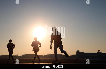 Berlin, Deutschland. 18 Feb, 2019. Bei strahlendem Sonnenschein und Temperaturen um 13 Grad Celsius, Leute ihre Freizeit verbringt auf dem Tempelhofer Feld im Bezirk Tempelhof. Quelle: Wolfgang Kumm/dpa/Alamy leben Nachrichten Stockfoto