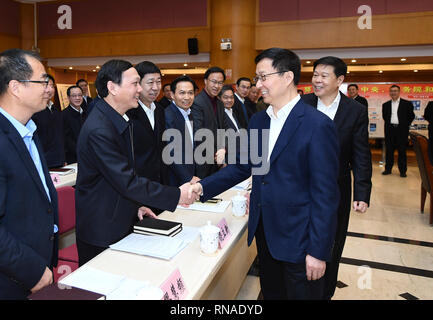 (190218) - Peking, Februar 18, 2019 (Xinhua) - Chinesische Vice Premier Han Zheng, ebenfalls Mitglied des Ständigen Ausschusses des Politbüros der Kommunistischen Partei Chinas Zentralausschuss, kontrolliert der Staat Steuern Administration in Peking, der Hauptstadt von China, Februar 18, 2019. (Xinhua / Xie Huanchi) Stockfoto