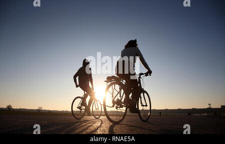 Berlin, Deutschland. 18 Feb, 2019. Bei strahlendem Sonnenschein und Temperaturen um 13 Grad Celsius, Leute ihre Freizeit verbringt auf dem Tempelhofer Feld im Bezirk Tempelhof. Quelle: Wolfgang Kumm/dpa/Alamy leben Nachrichten Stockfoto