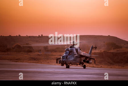 Indische Luftwaffe Mi-35 Kampfhubschrauber fertig, von einem Air Force Base abzuweichen. Stockfoto