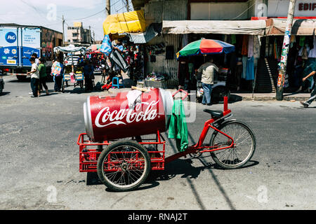 Eine Coca Cola Dose-förmige Anbieter Dreirad geparkt und links auf der Straße in Ica, Peru aufgegeben. Stockfoto