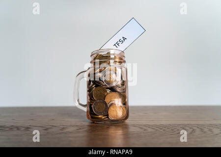 Jar der Münzen zeigen Einsparungen ein Steuerfreies Sparkonto Stockfoto