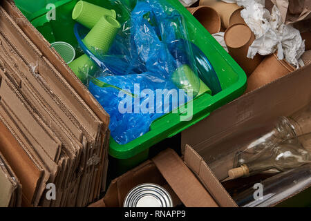 Sortiert Papierkorb Pappe, Glas Flaschen, Polyethylen, Kunststoff und Papier cups Stockfoto