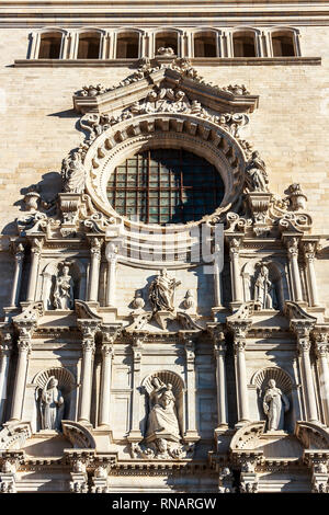 Girona, Spanien - Dez 2018: Skulpturen von der Hauptfassade der Kathedrale von Girona. Die Fassade wurde 1961 abgeschlossen Stockfoto