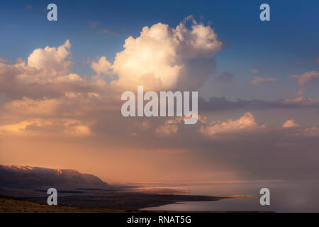 Sunset Landschaft Blick über das Tote Meer, Israel Stockfoto