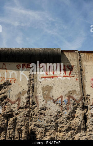 Blick auf einen Teil der ursprünglichen Ost-West Berliner Mauer, Teil der Gedenkstätte Berliner Mauer an der Bernauer Straße, Ost Stockfoto