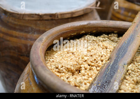 Gesalzene Sojabohnenpaste in jar fermentiert. Soja Produktion Stockfoto