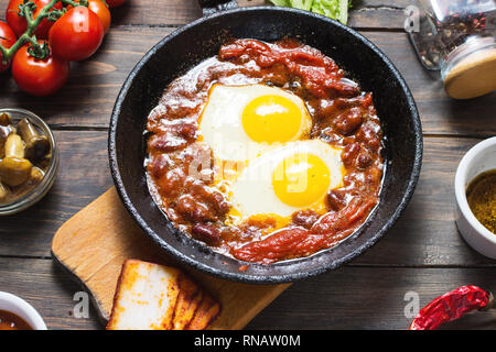 Shakshuka, gebratene Eier in Tomatensoße in eisernen Pfanne. Typische Israel essen. Stockfoto