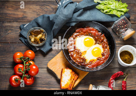 Shakshuka, gebratene Eier in Tomatensoße in eisernen Pfanne. Typische Israel essen. Stockfoto