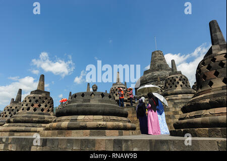 Yogyakarta Indonesien - May 30, 2016: Touristische besuchen Borobodur Tempel. Borobodur Tempel ist einer der UNESCO Worls Weltkulturerbe. Stockfoto