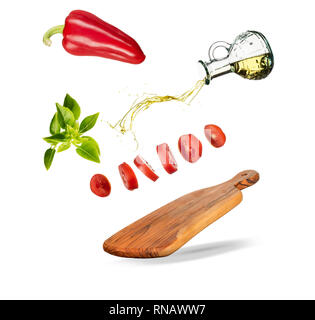 Fallende Gemüse für Salat und Olivenöl isoliert auf weiss Stockfoto